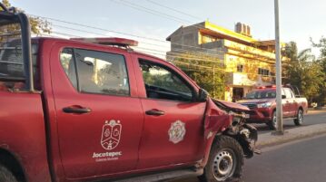 Fire department truck and car collide in Jocotepec