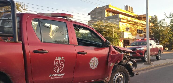 Fire department truck and car collide in Jocotepec