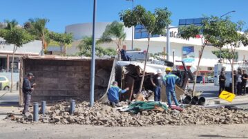 Loaded truck crashes in Walmart intersection Sunday morning – 2 injured