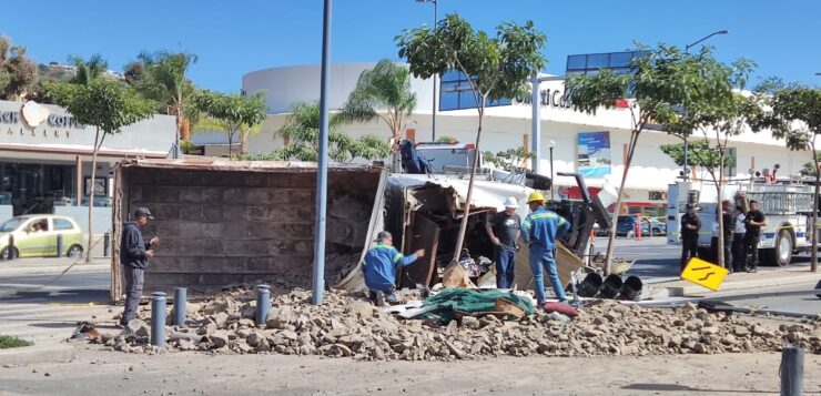 Loaded truck crashes in Walmart intersection Sunday morning – 2 injured