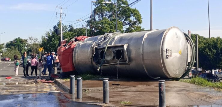 Truck loses brakes, overturns at Ajijic’s Walmart intersection