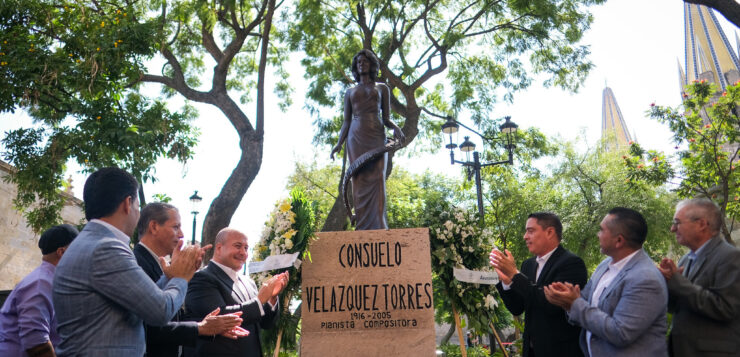 Statue of Consuelo Velázquez unveiled in Guadalajara Rotonda