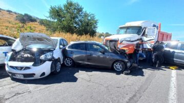 Seven vehicles crash on Santa Rosa-La Barca Highway