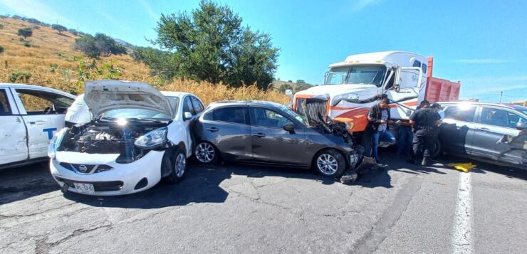 Seven vehicles crash on Santa Rosa-La Barca Highway