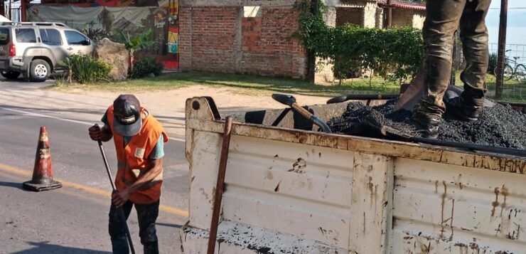 Potholes on the Chapala-Jocotepec highway being patched