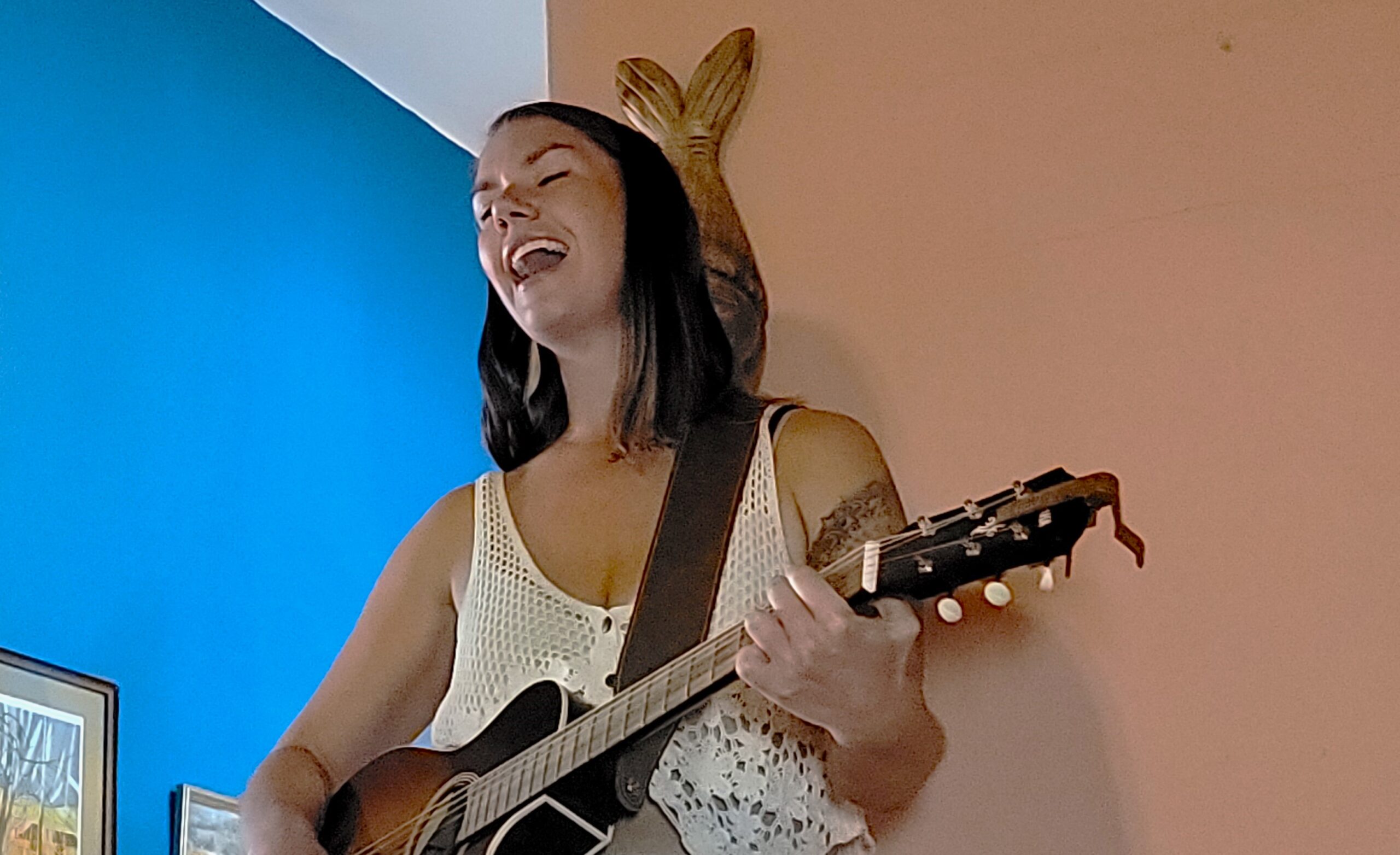 Through a chance meeting at a party, I found myself invited to a local house concert by a young, emerging singer from Joshua Tree California. She was visiting her godmother in Ajijic, who decided to showcase her to a few of her music-loving friends in town.