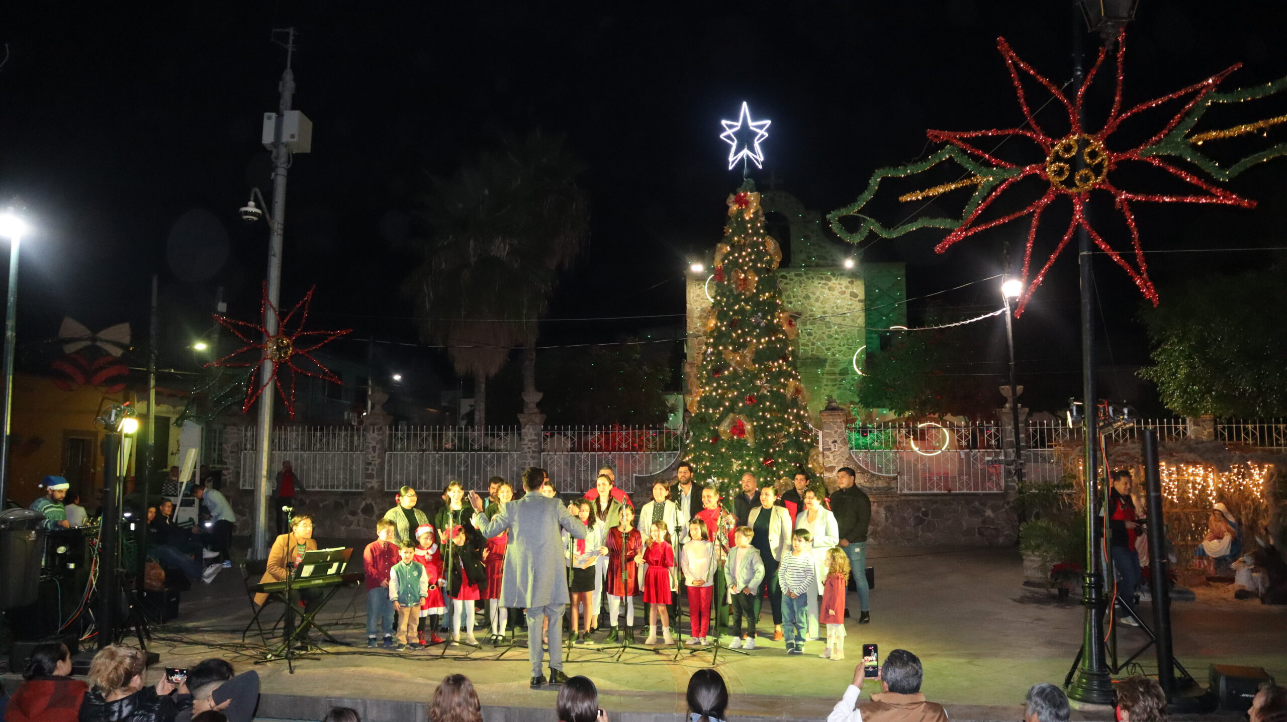 Ajijic’s Christmas tree to stay in plaza