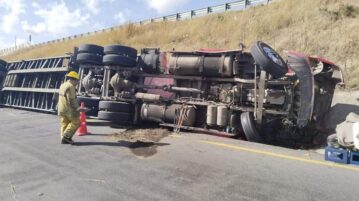 Truck Trailer overturns on the Guadalajara bypass crossing