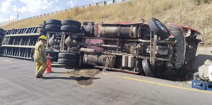 Truck Trailer overturns on the Guadalajara bypass crossing