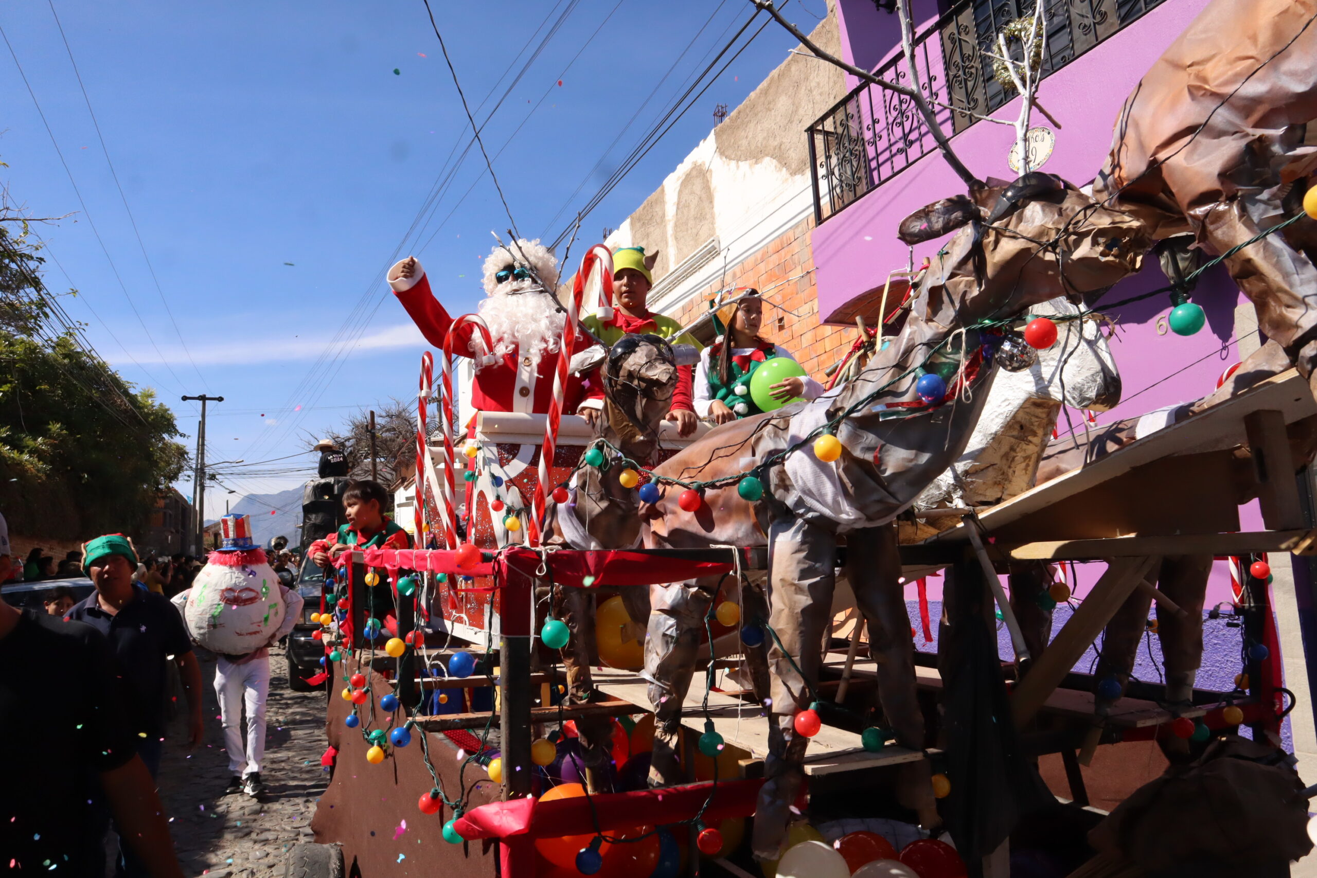 "Celebrities" visit Ajijic in the New Year's Day Parade