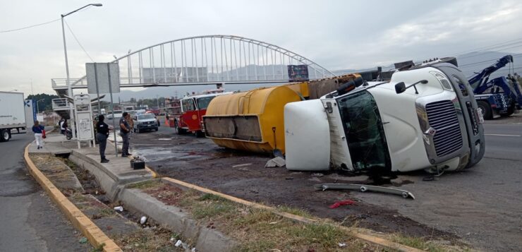 Water truck overturns on Chapala-Guadalajara highway