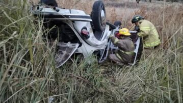 Crash leaves VW beetle overturned on Chapala-Guadalajara Highway