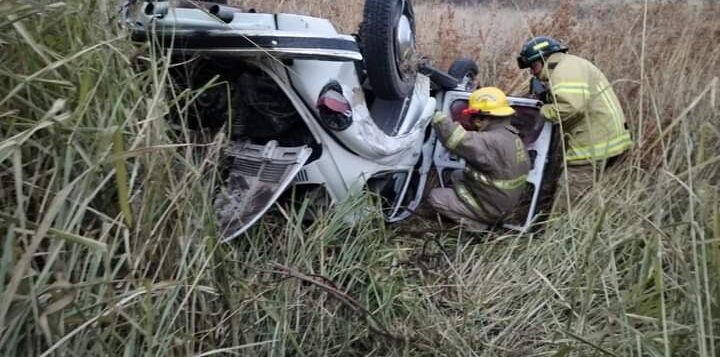 Crash leaves VW beetle overturned on Chapala-Guadalajara Highway