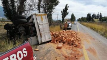 Truck accident spills bricks near El Molino