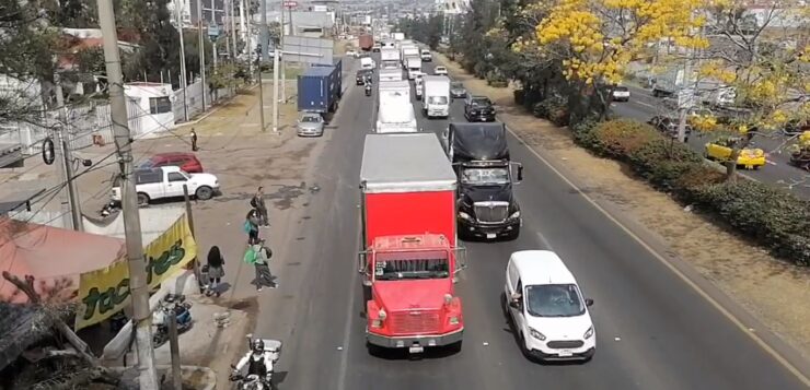 Transportation workers' demonstration jams the Guadalajara-Chapala highway