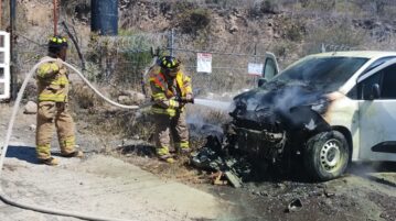Car destroyed by fire on the Chapala highway