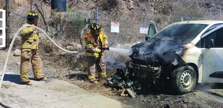 Car destroyed by fire on the Chapala highway