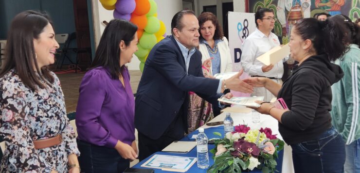 Chapala government and DIF deliver 166 education certificates