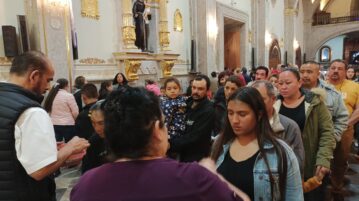 Hundreds of Chapalenses receive ashes on Ash Wednesday