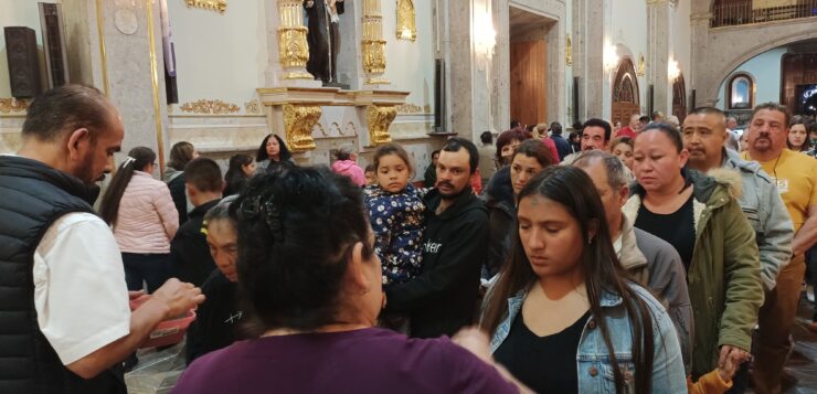 Hundreds of Chapalenses receive ashes on Ash Wednesday