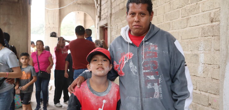 Manuel Wizar takes care of the Sayacas of Ajijic