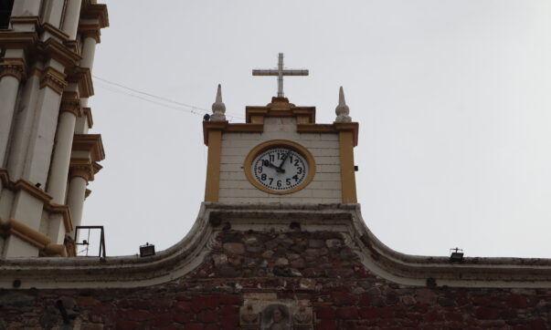 Ajijic residents live one hour late, thanks to church clock