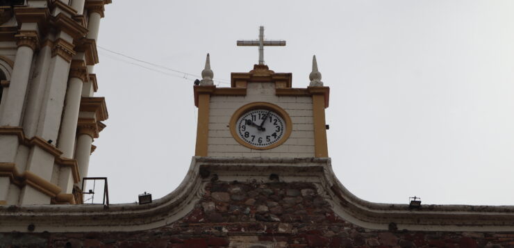 Ajijic residents live one hour late, thanks to church clock