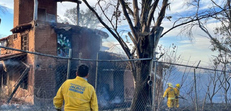 Intense fire ravages three houses in Ixtlahuacán