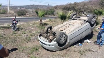 Car overturns near Ixtlahuacán de los Membrillos
