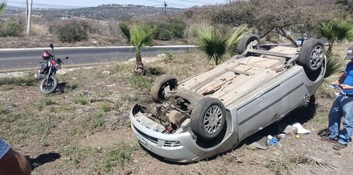 Car overturns near Ixtlahuacán de los Membrillos