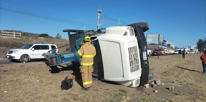 Accident causes mobile crane to overturn on Guadalajara-Chapala highway