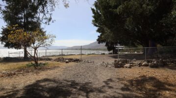 La Crucita beach fence blocks cars, horses and motorcycles