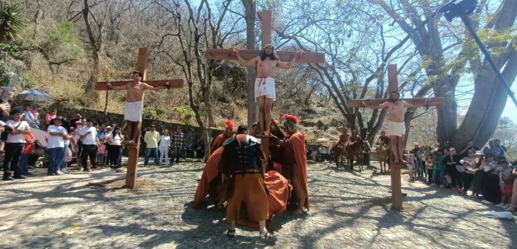 Dramatic Passion Play draws faithful in Chapala as 100 follow the cross