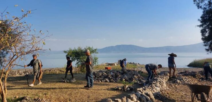 Ajijic volunteers begins work on La Crucita beach upgrade