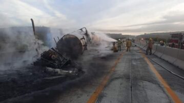 Double-trailer fuel truck catches fire on Macrolibramiento