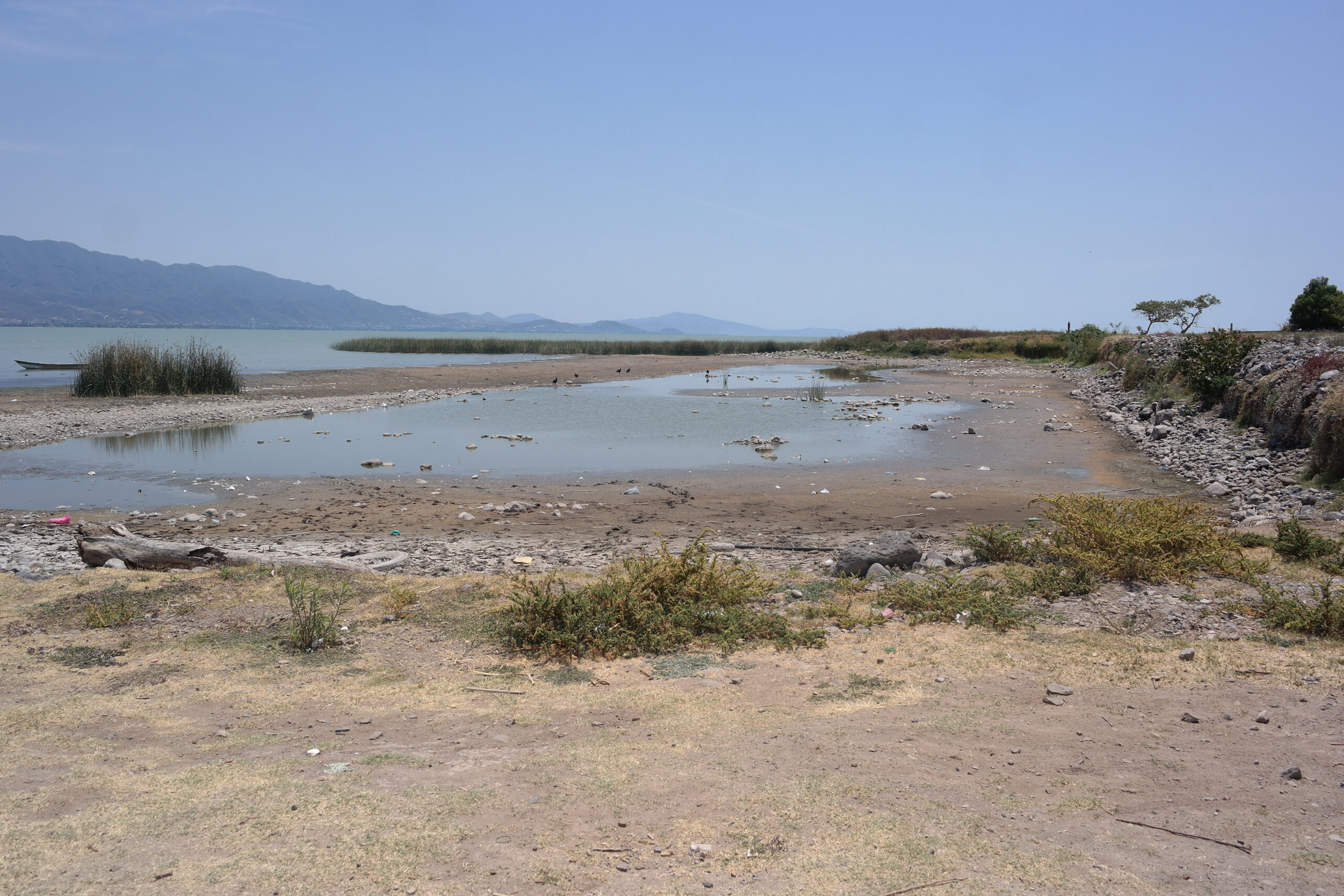 Drought reveals damage to lake due to dredging in San Cristóbal