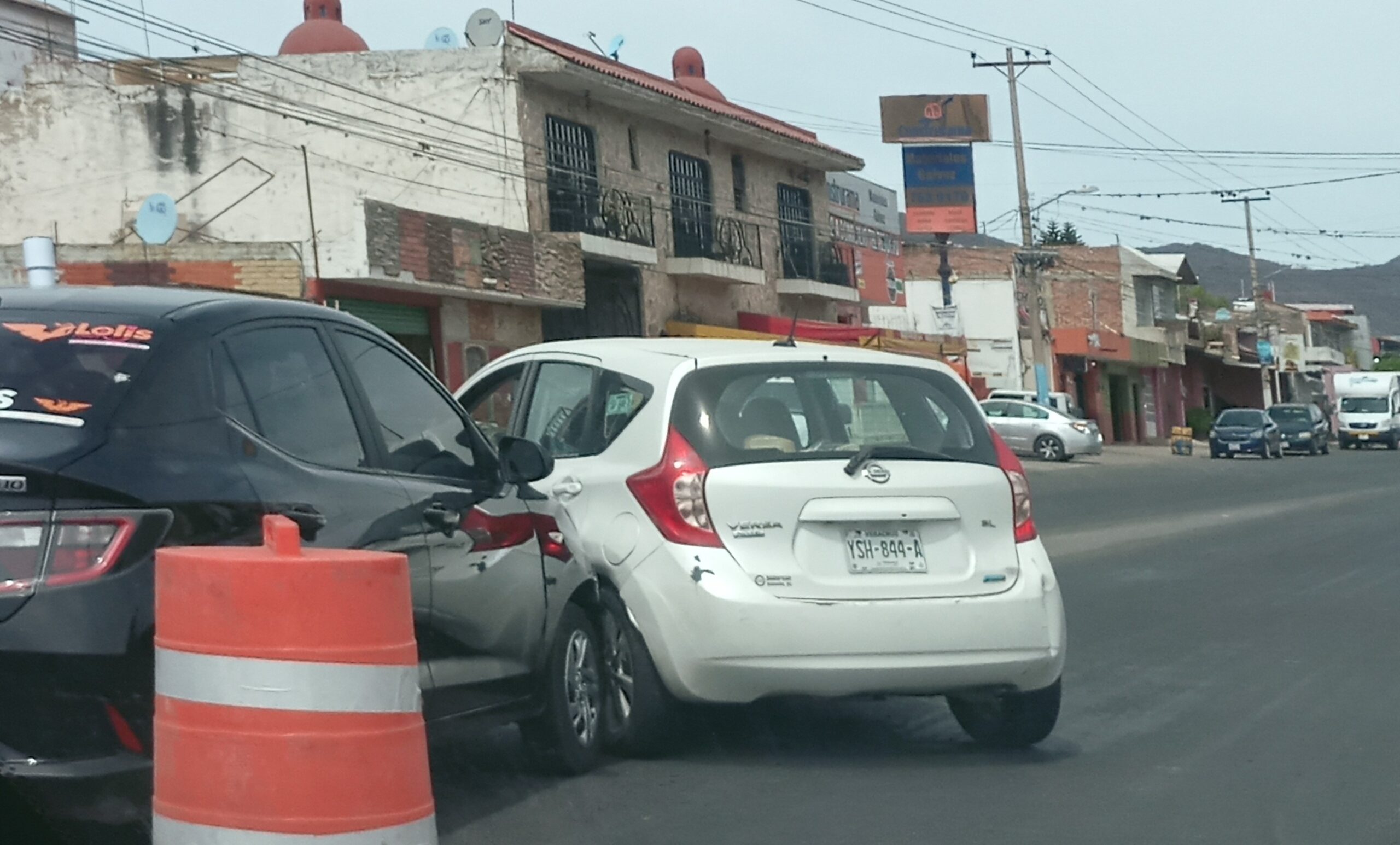 Autos collide at Jocotepec entrance