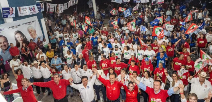 Alejandro Aguirre welcomes the PRI supporters of Chapala