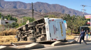 Passenger truck overturn leaves 15 people injured in Ajijic