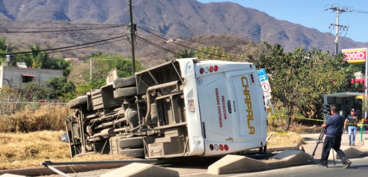 Passenger truck overturn leaves 15 people injured in Ajijic