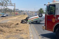 Airport cab overturns on highway to Chapala