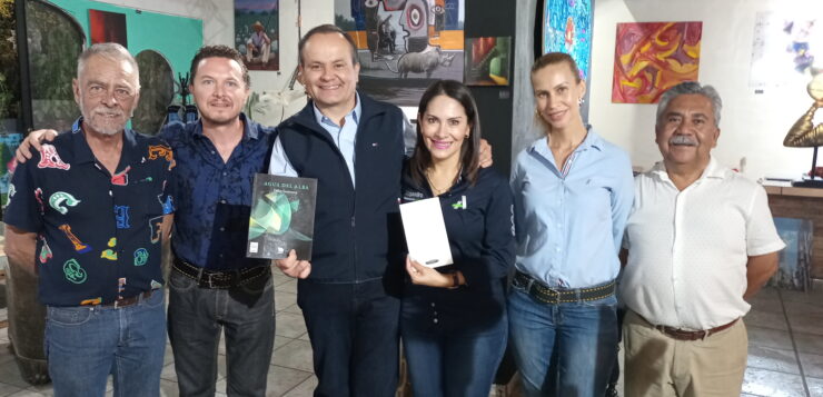 Alejandro Aguirre received a copy of "Agua del Alba" by the poet Oskar Santoscoy. Photo: Armando Esquivel.