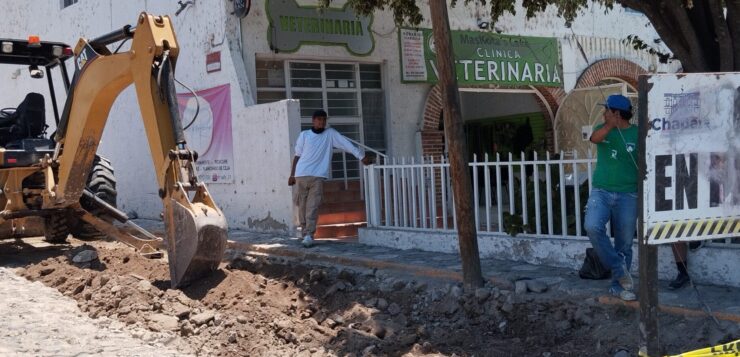 Once again, crews try to fix Revolucion in Ajijic