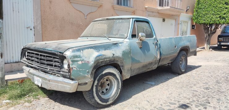 Chapala removes 40 abandoned cars from its streets