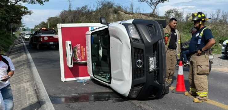 Capistrano truck flipped on Ajijic highway