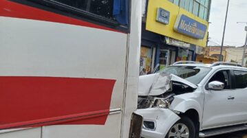 Pickup truck collides with bus in San Juan Cosalá