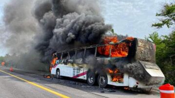 Jocotepec bus catches fire on the way to the beach