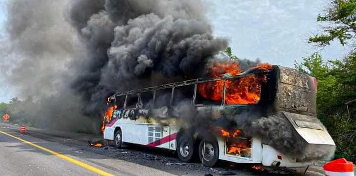 Jocotepec bus catches fire on the way to the beach