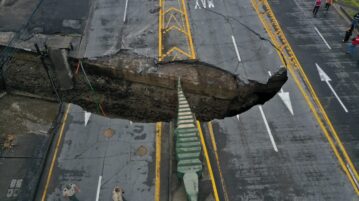 10-meter sinkhole appears in Lopez Mateos Avenue in Zapopan