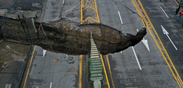 10-meter sinkhole appears in Lopez Mateos Avenue in Zapopan